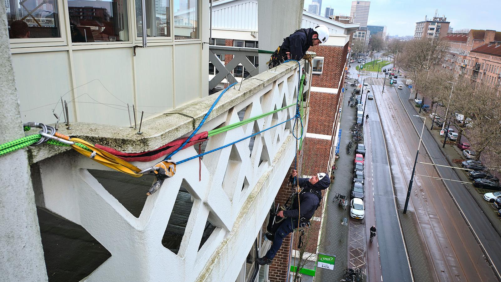 Ramen zemen door middel van abseilen